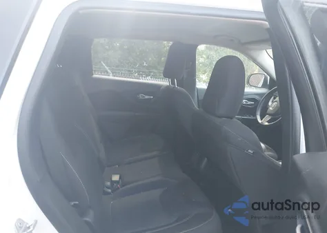 2015 Jeep Cherokee Latitude z USA, uszkodzony, nr VIN 1C4PJLCB7FW712179